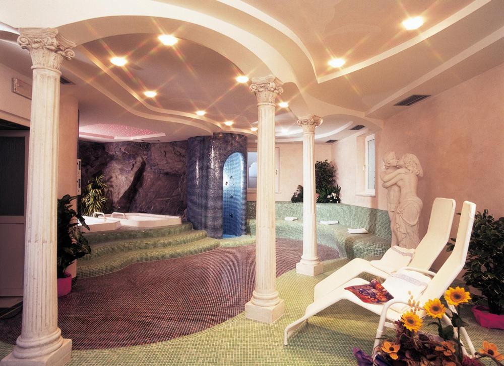 Hotel Klotz San Leonardo in Passiria Bagian luar foto