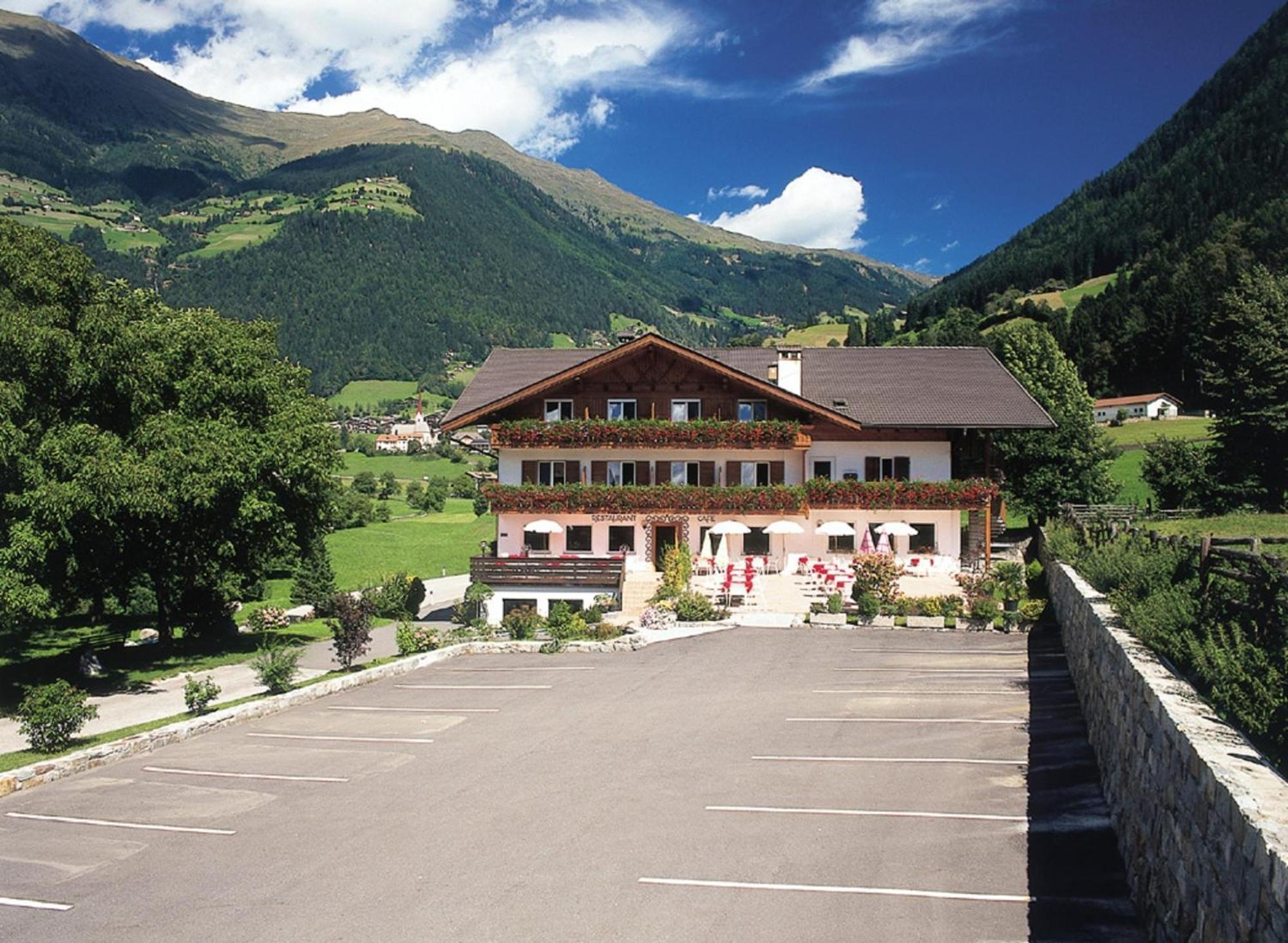 Hotel Klotz San Leonardo in Passiria Bagian luar foto