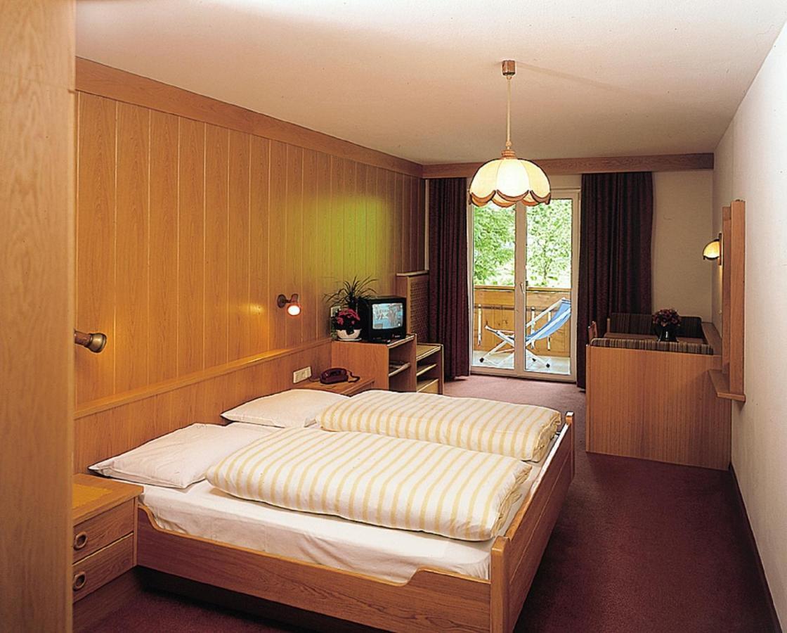 Hotel Klotz San Leonardo in Passiria Ruang foto